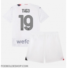 AC Milan Theo Hernandez #19 Udebanetrøje Børn 2023-24 Kortærmet (+ Korte bukser)