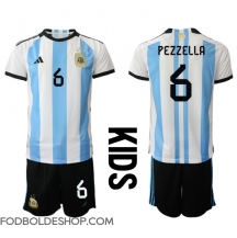 Argentina German Pezzella #6 Hjemmebanetrøje Børn VM 2022 Kortærmet (+ Korte bukser)
