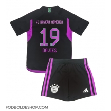 Bayern Munich Alphonso Davies #19 Udebanetrøje Børn 2023-24 Kortærmet (+ Korte bukser)