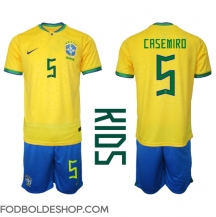 Brasilien Casemiro #5 Hjemmebanetrøje Børn VM 2022 Kortærmet (+ Korte bukser)