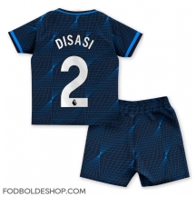 Chelsea Axel Disasi #2 Udebanetrøje Børn 2023-24 Kortærmet (+ Korte bukser)
