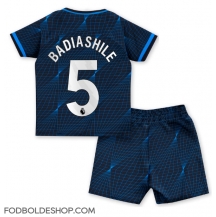 Chelsea Benoit Badiashile #5 Udebanetrøje Børn 2023-24 Kortærmet (+ Korte bukser)