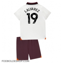Manchester City Julian Alvarez #19 Udebanetrøje Børn 2023-24 Kortærmet (+ Korte bukser)